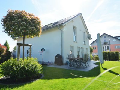 RiedbergImmobilien_freistehendes_Einfamilienhaus_Quartier_Schoene_Aussicht_Hausansicht_Garten