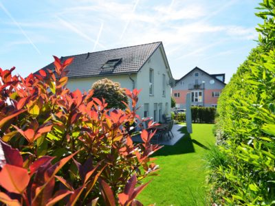 RiedbergImmobilien_freistehendes_Einfamilienhaus_Quartier_Schoene_Aussicht_Hausansicht_Garten2