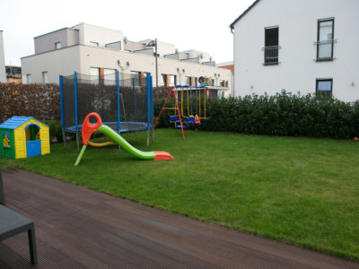 RiedbergImmobilien_freistehendes_Einfamilienhaus_Quartier_Altkoenigblick_Garten_Terrasse2