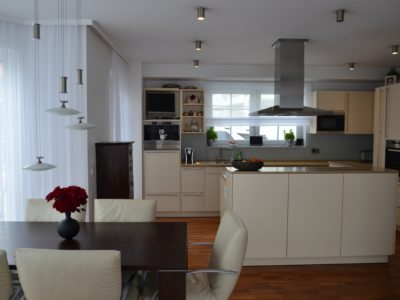 RiedbergImmobilien_freistehendes_Einfamilienhaus_Quartier_Schoene_Aussicht_Kueche_Essen_EG