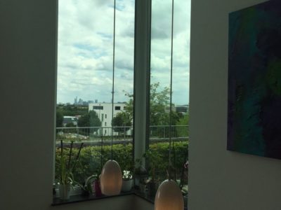 RiedbergImmobilien_Wohnung_Skylineblick_Quartier_Schoene_Aussicht_Fenster_Galerie_Esstisch