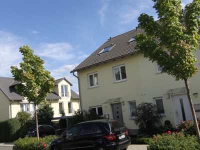 RiedbergImmobilien_Doppelhaus_Quartier_Schoene_Aussicht_Hausansicht