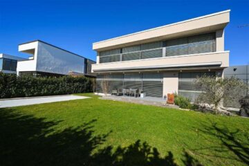 Exklusive „Villa hoch 3“ mit Pool in Bestlage Riedberg Westflügel zur Anmietung, 60438 Frankfurt, Villa