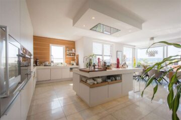 Exklusive 5-Zimmer-Penthouse-Wohnung, 2 Sonnenterrassen und 255 m² Wfl. in F-Riedberg, 60438 Frankfurt, Penthousewohnung