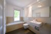 Moderne 3-Zimmer-Etagenwohnung in zentraler Bestlage Frankfurt-Riedberg - Badezimmer