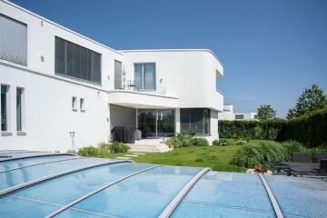 Traumhafte, exklusive Familienvilla mit Pool in bester Riedberg-Lage (Westflügel), 60438 Frankfurt, Villa