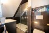 Modernisiertes, freistehendes EFH mit bis zu 3 ELW - Mehrgenerationenwohnen in Nieder-Eschbach - Badezimmer DG-Studio (ggf. ...