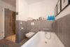 Exklusive Architekten-DHH mit Innenhof & großer Duplex-Garage Bestlage Frankfurt-Riedberg-Westflügel - Badezimmer (OG)