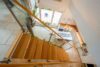 Private Oase über den Dächern Praunheims: Penthouse-Maisonette, traumhafter Dachgarten, Nidda-Auen - Moderne Holz-Glas-Stahl Treppe