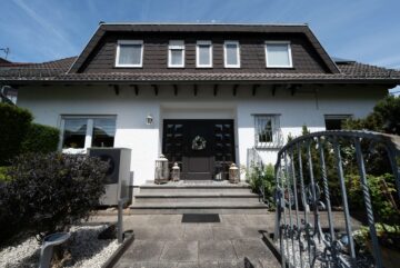 Vielseitiges Traumhaus für mehrere Generationen – freistehend in Nieder-Eschbach, 60437 Frankfurt, Haus